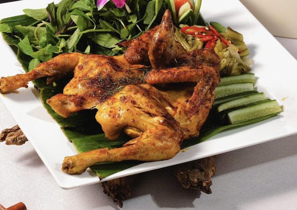 Thịt g&agrave; v&agrave;ng ươm, da gi&ograve;n rụm, kết hợp c&ugrave;ng c&aacute;c m&oacute;n chế biến đa dạng mang đến hương vị thơm ngon kh&oacute; cưỡng (Nguồn: Fanpage An Sơn H&ocirc;̀)